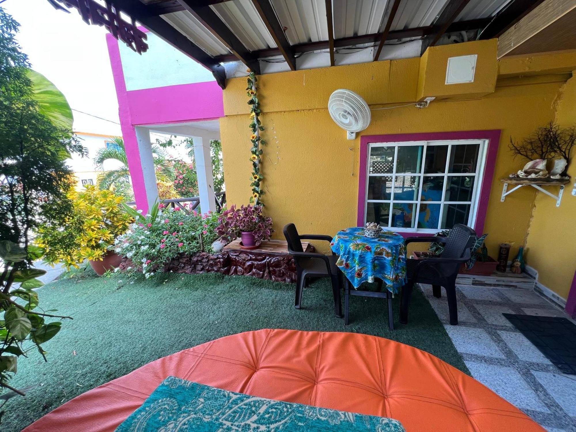 Posada Ashanty Rocky Point Exterior photo