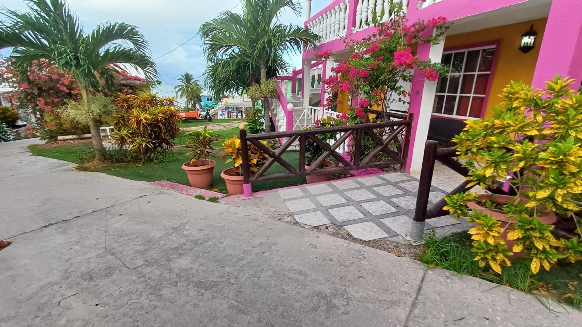 Posada Ashanty Rocky Point Exterior photo