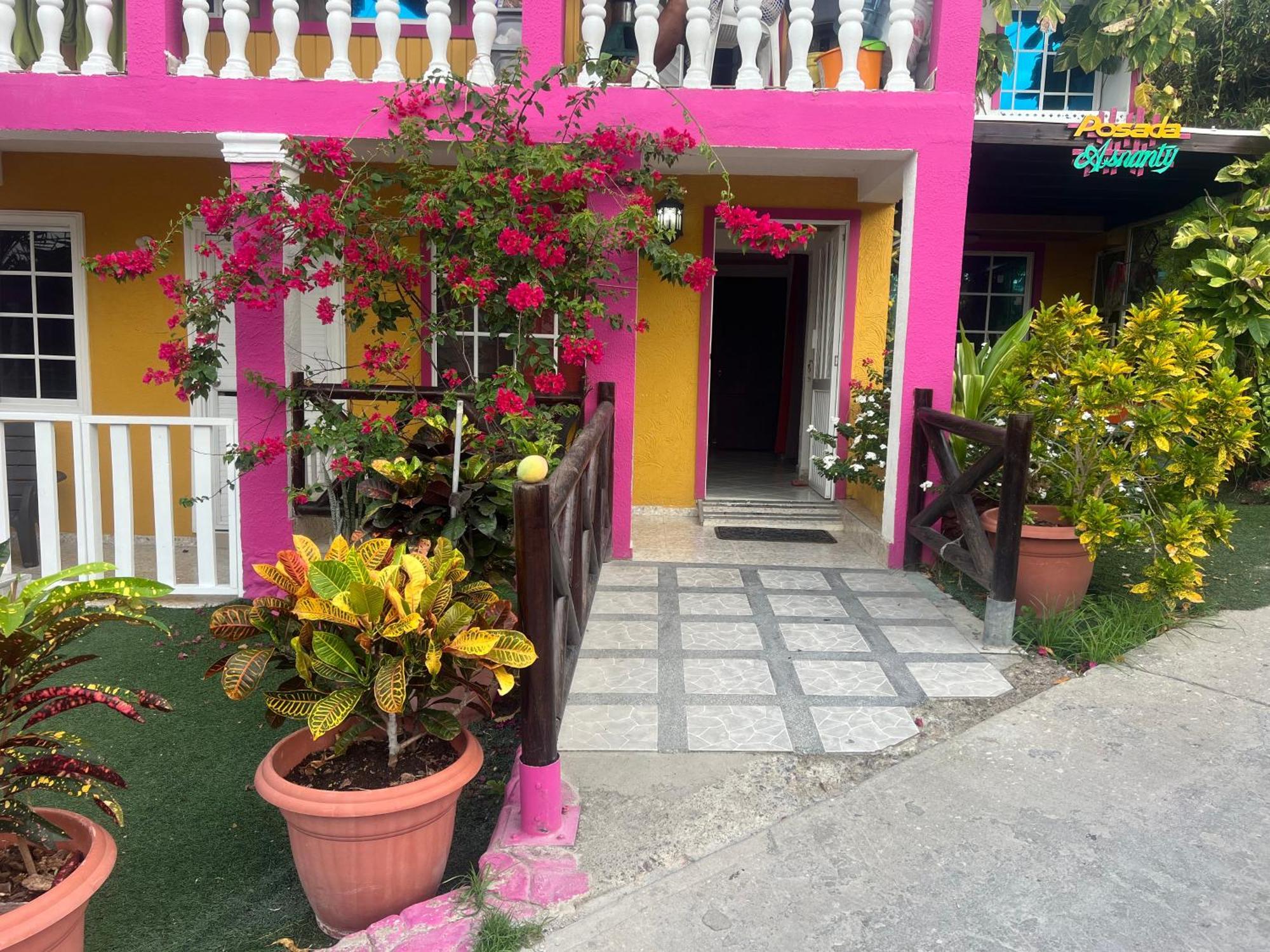 Posada Ashanty Rocky Point Exterior photo